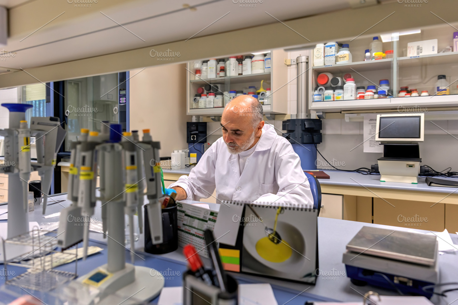 Scientist working with data in a lab, a Health & Medical Photo by Perpis