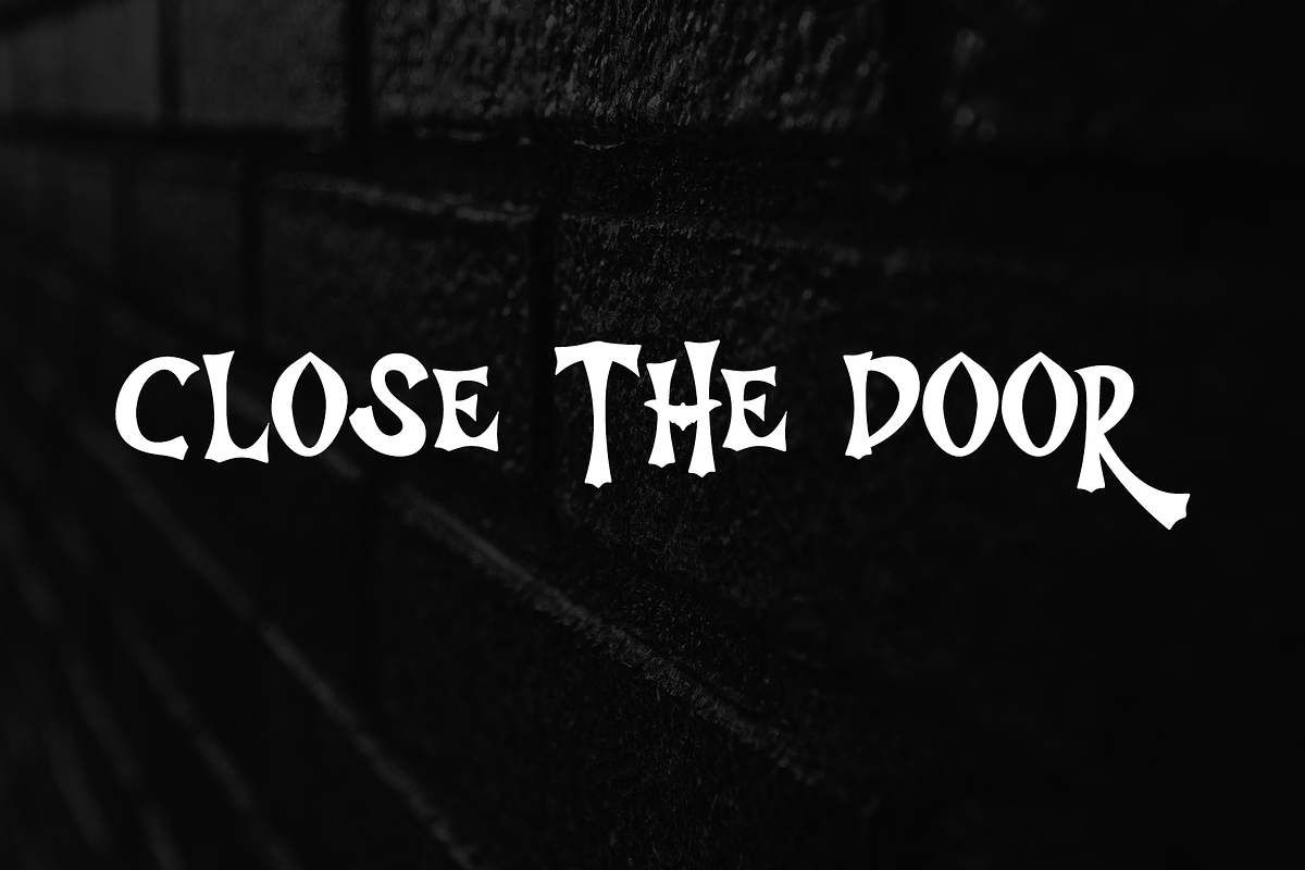 Kalong Rounded - Halloween, a Blackletter Font by portype (Photo 3 of 5)