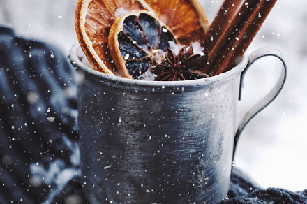 Mulled wine containing mulled wine, winter, and spices