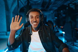 The player is greeted on the web camera before the start of the tournament.