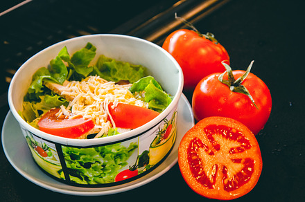 Salad box with tomatoes 
