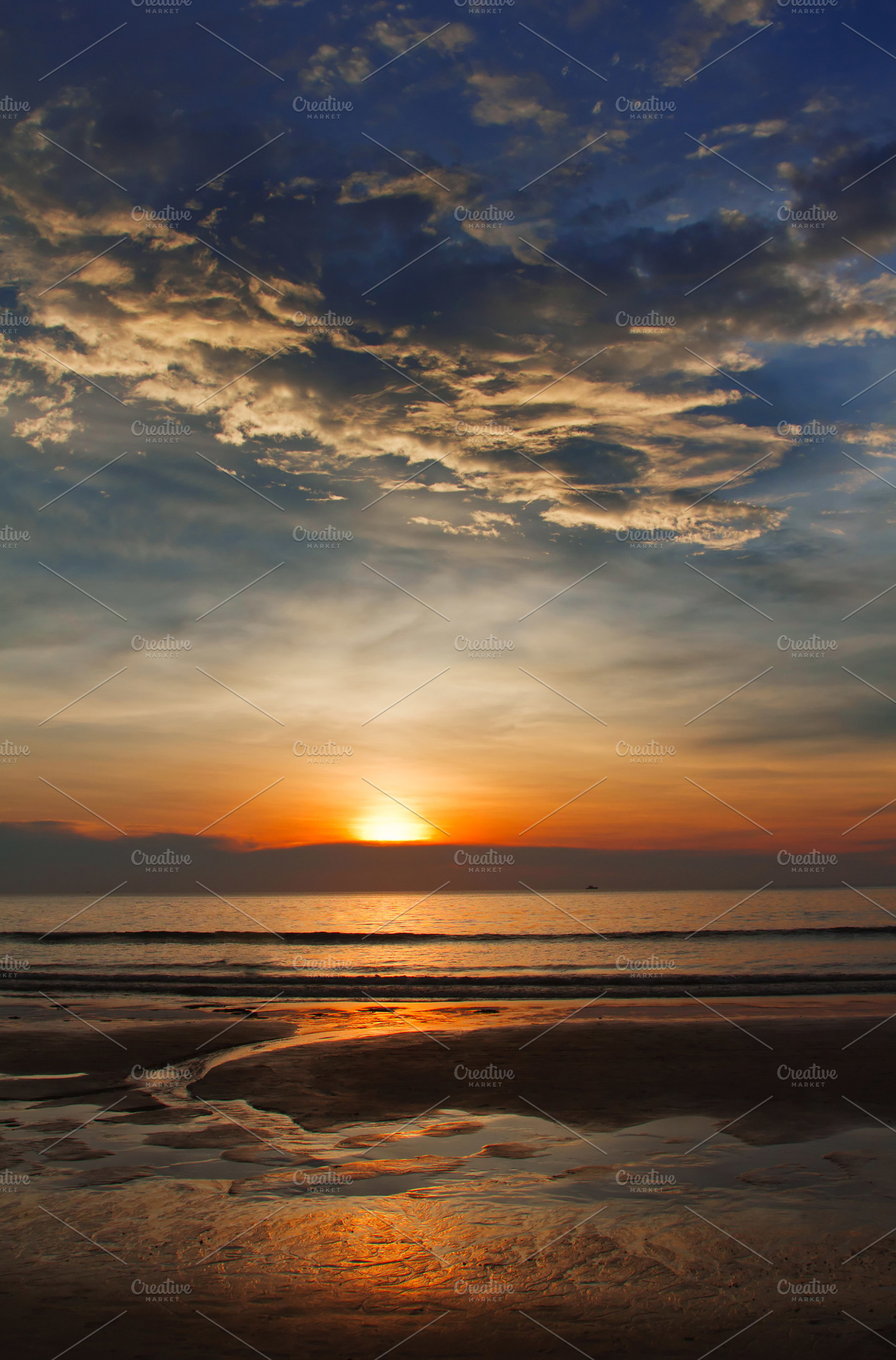Sunset at Karon beach, a Photo by saiko3p