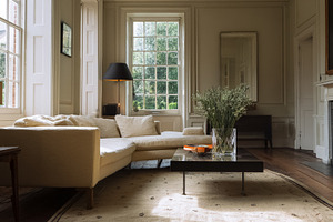 Modern elegant living room interior featuring a beige sectional, a Photo by Studio ANNA