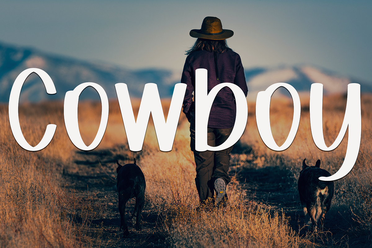 Holiday, a Script Font by InermediaSTUDIO (Photo 4 of 7)