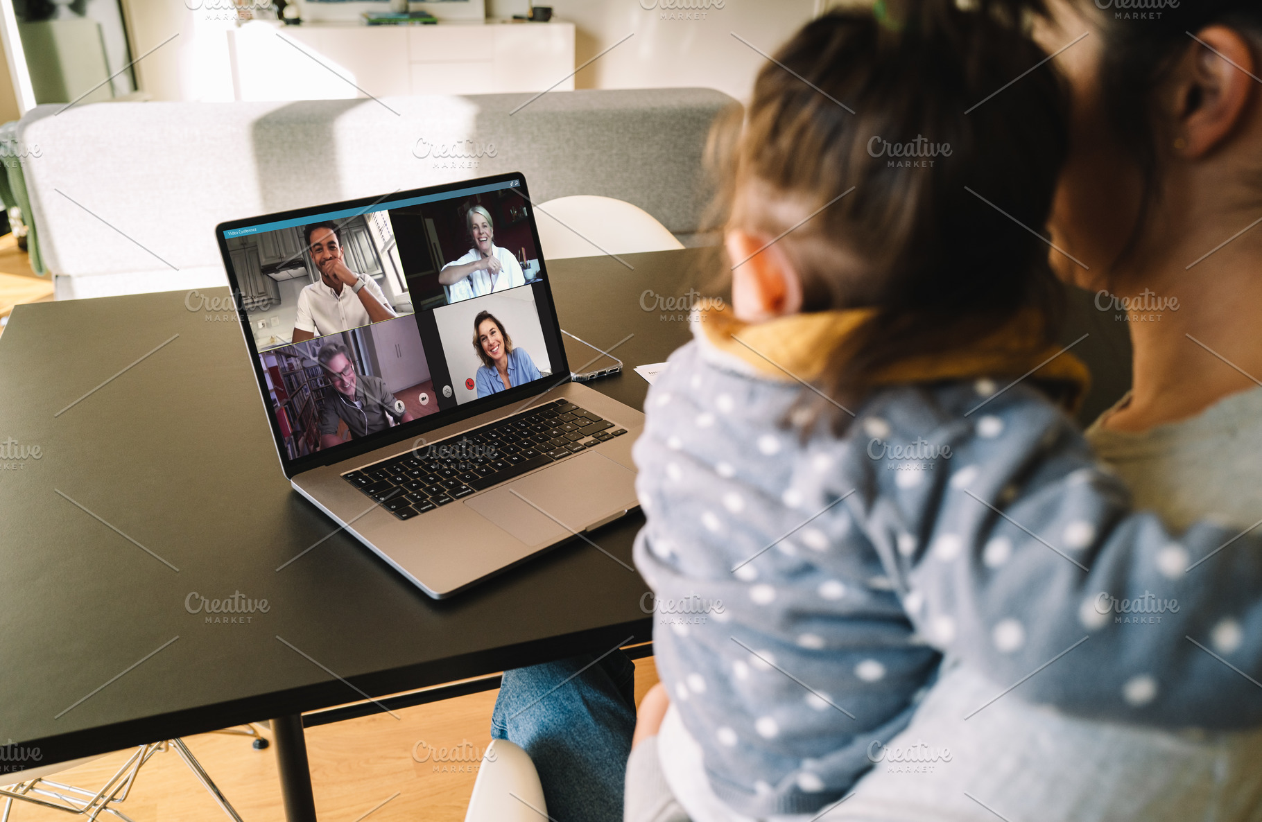 Woman teleconferencing with family, a Person Photo by Jacob Lund