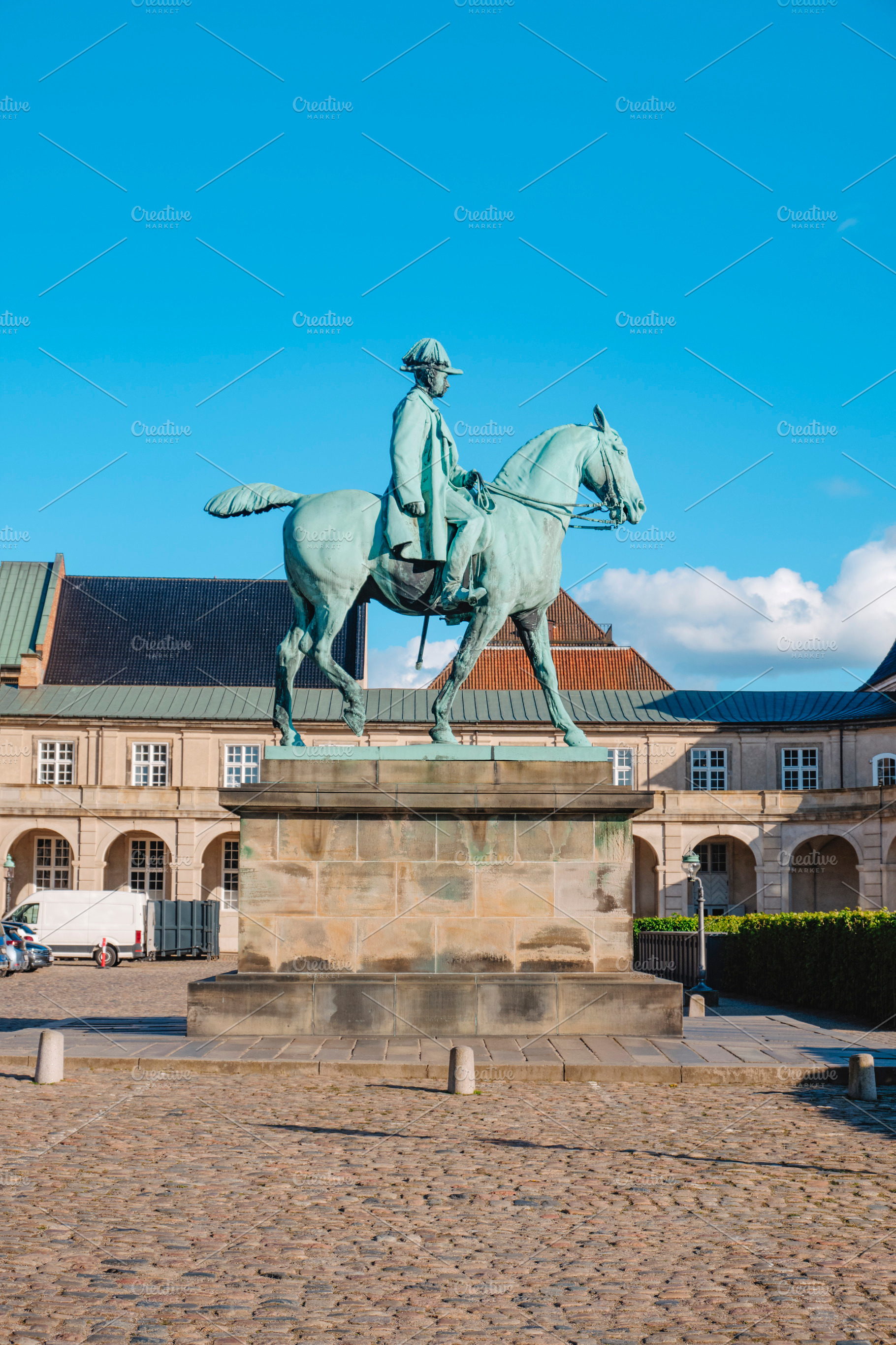 Christiansborg courtyard with equestrian statue, a Photo by Nito