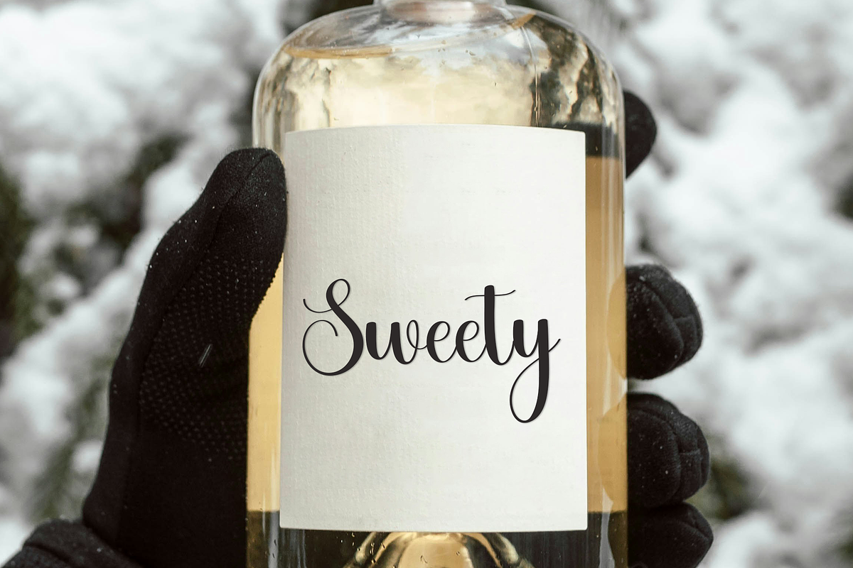 Simple Wonderful, a Handwritten Font by FreshTypeINK (Photo 2 of 8)