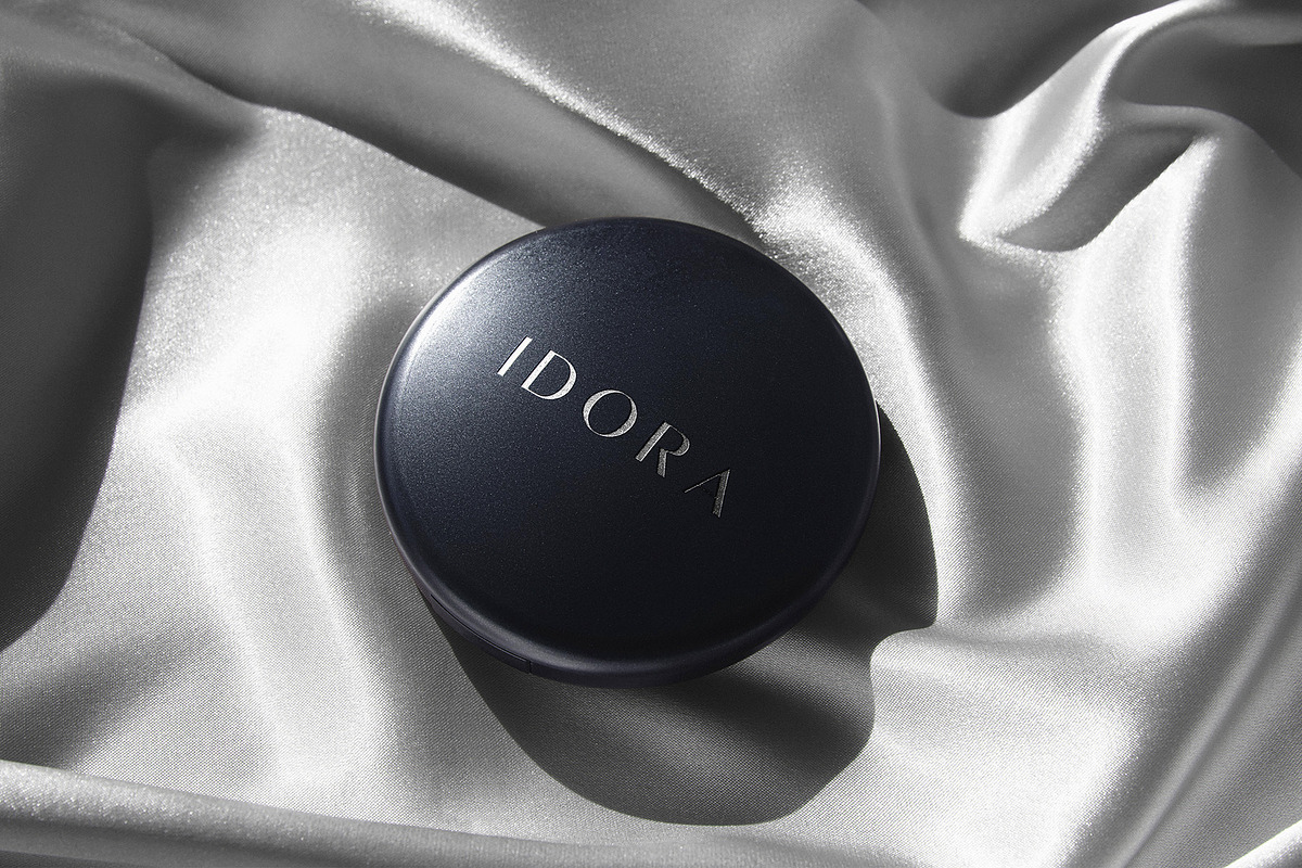 Logo Mockup Bronzing Powder Make Up, a Product Mockup by Asylab (Photo 3 of 5)