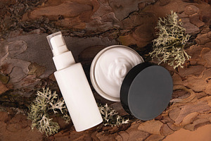 Cream and gel for the face on bark