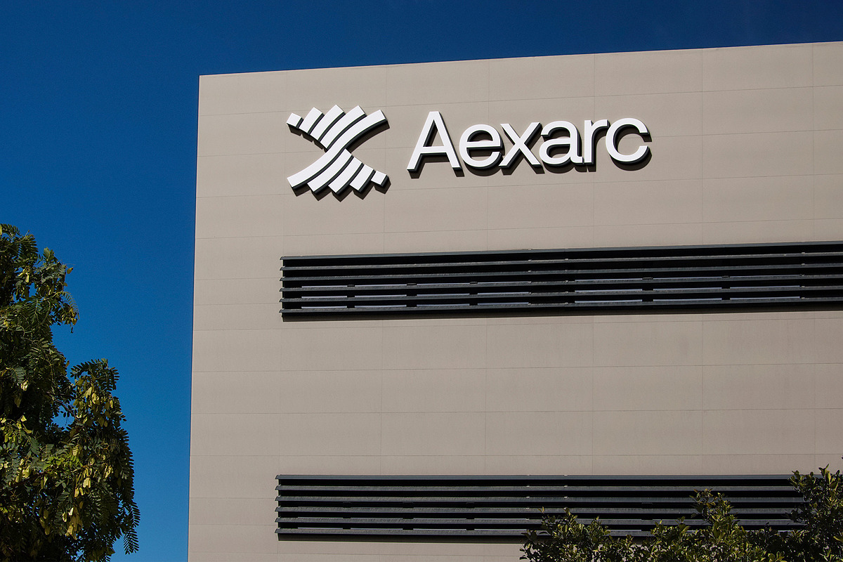 3D Logo Mockup Corporate Building, a Product Mockup by Asylab (Photo 2 of 5)