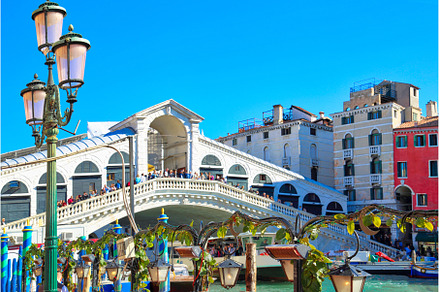 Rialto Bridge in Venice, an Architecture Photo by Web Engine Design