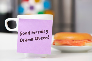 a sticky note on a mug with breakfast behind, a Photo by Nito