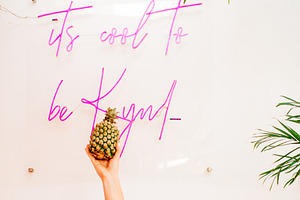 A female hand holding pineapple up