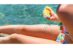 The child has sunscreen on his legs