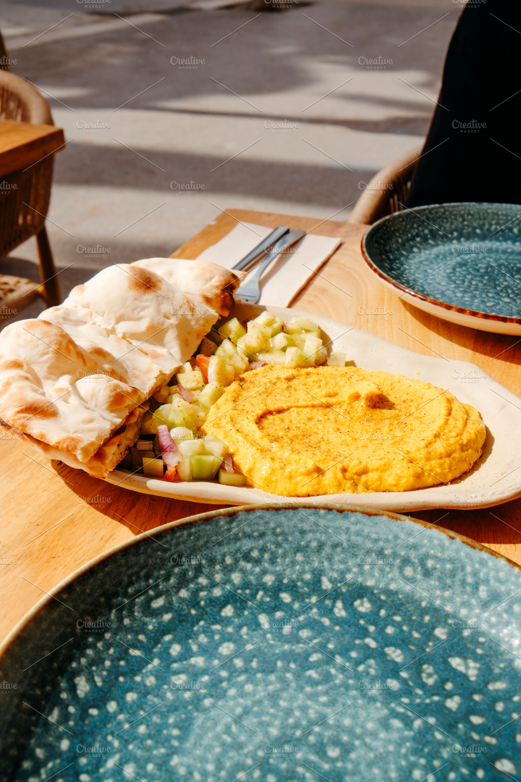 curry hummus with warm naan bread and salad, a Photo by Nito