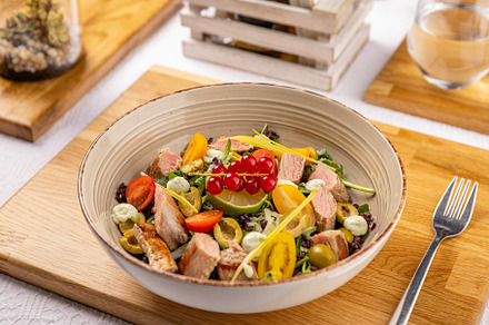 Tuna salad with black rice, a Photo by Grafvision photography