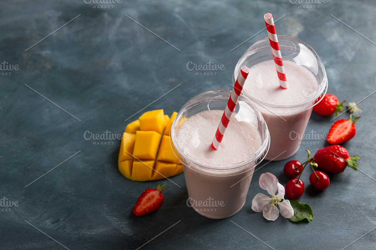 Berry milkshake (smoothie), a Background Photo by Wiktory (Photo 1 of 2)