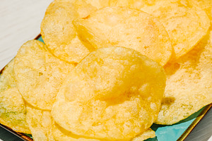 tightly framed potato chips on a turquoise plate, a Photo by Nito