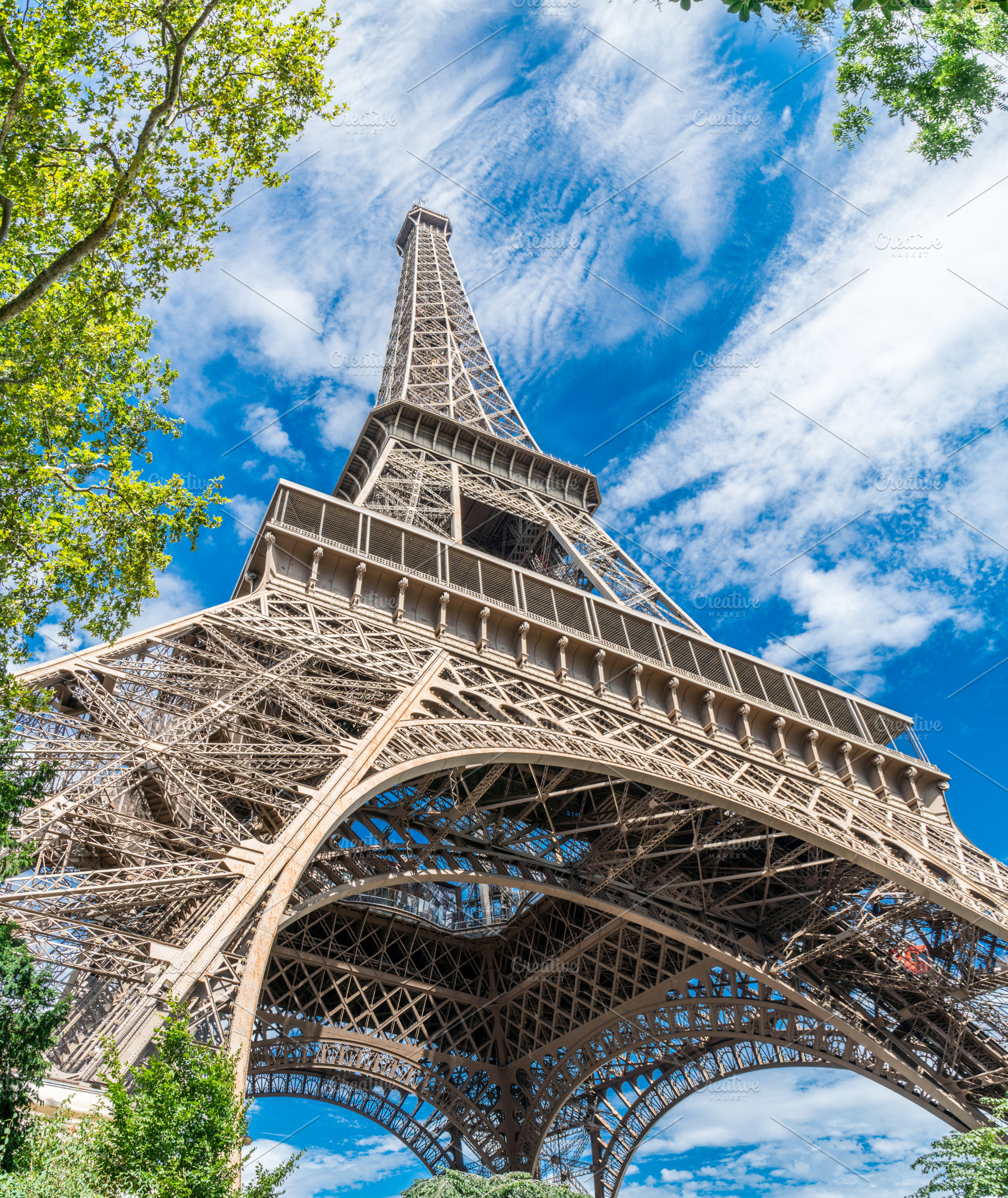Eiffel tower in the summer time. Low angle view. 28/07/2017 Pari, an Architecture Photo by Volff