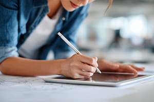 Woman drawing on a tablet while work, a Technology Photo by MistyDay