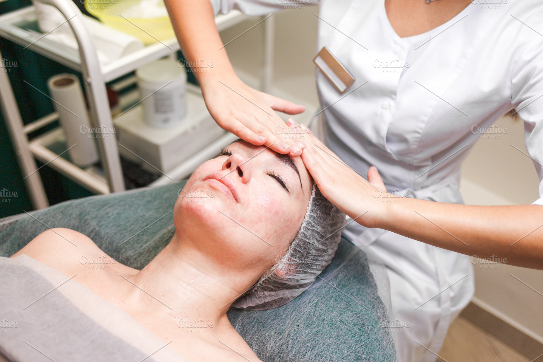 Doctor beautician makes cosmetic, a Photo by borodai94