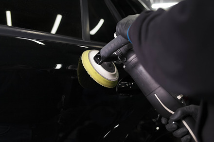 Car body polishing process, a Photo by borodai94