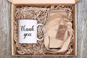 Mock-up of Giftbox w Crinkle tissue