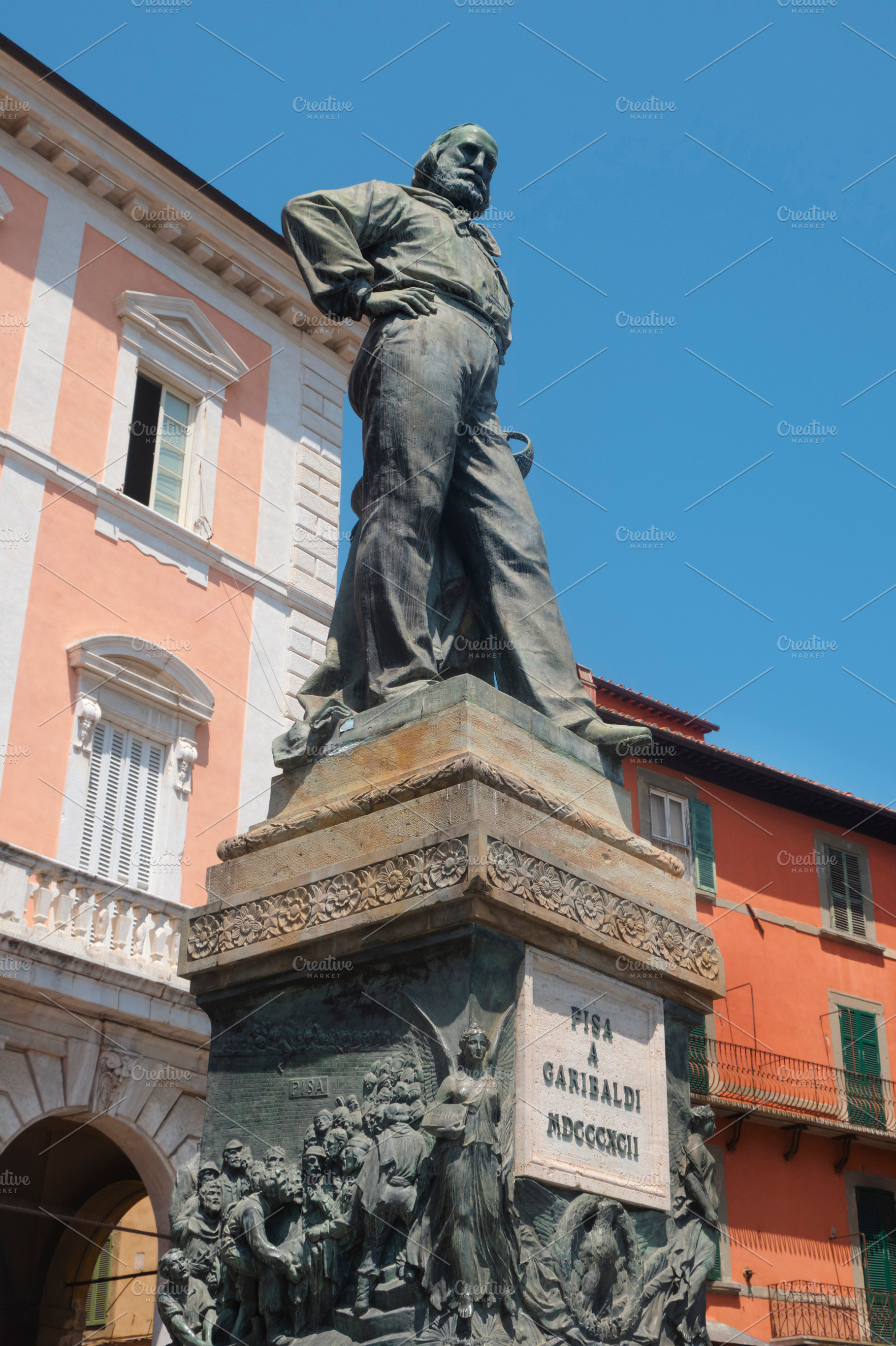 the bronze statue of Garibaldi in central Pisa, a Photo by Nito