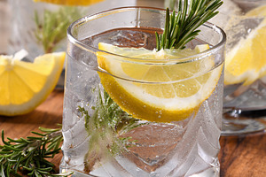 Cocktail Gin Tonic, a Photo by Apolonia