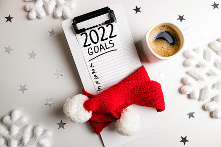 New year goals 2022 on desk, a Business Photo by LanaSweet