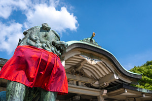 Guardian lion statue at Hokoku Shrine in Osaka, Japan, an Architecture Photo by GoodGoods