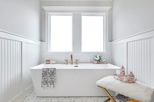 White Modern Soaking Tub