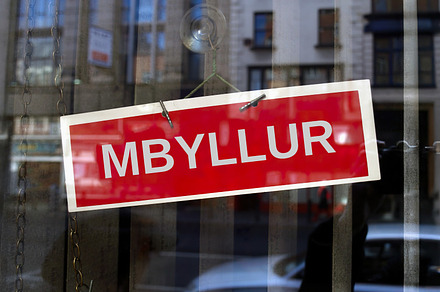 closed sign in Albanian