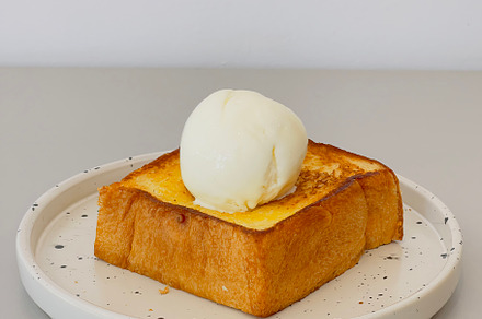 Butter bread toast with ice cream
