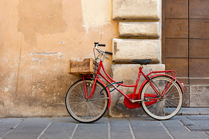A classic women's bicycle in Foligno