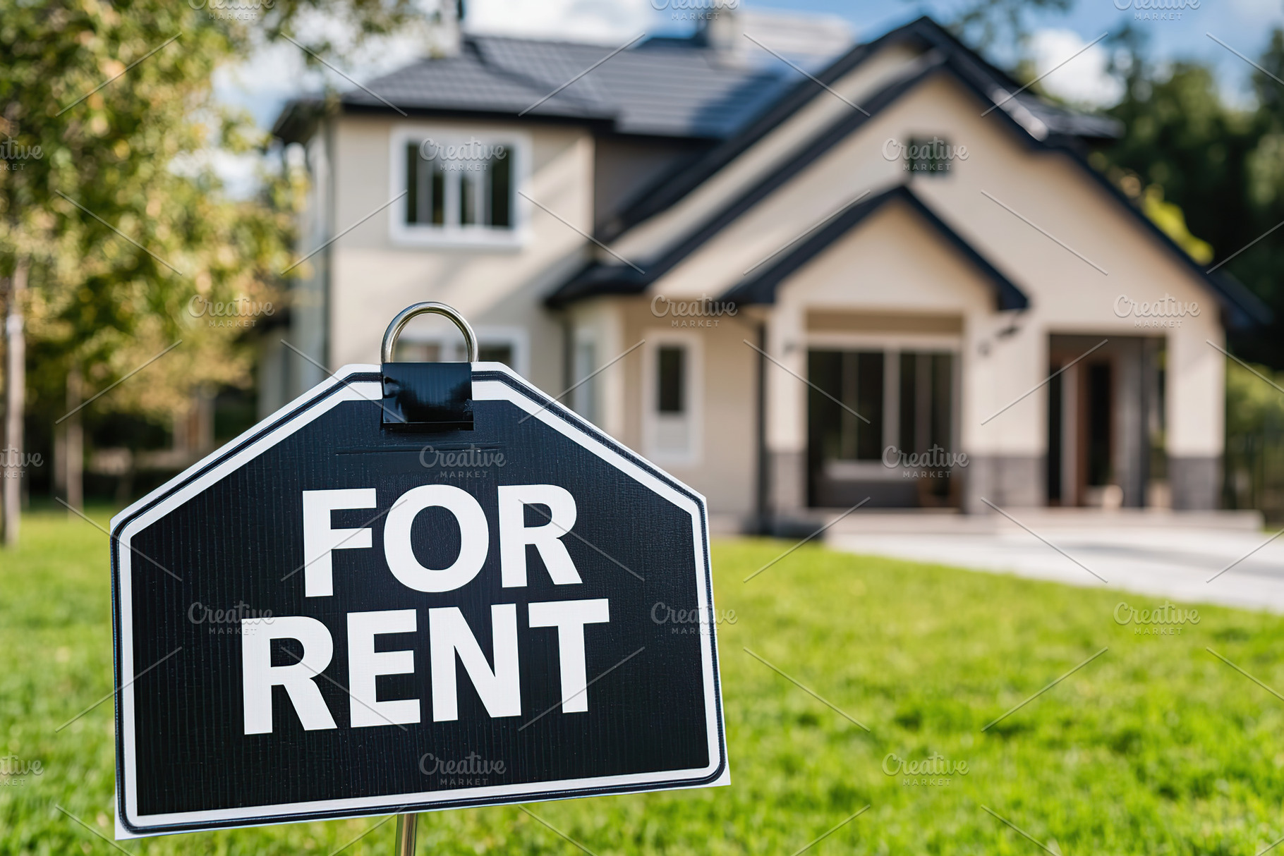 For rent sign displayed in front of a spacious house with a green lawn on a sun, a Photo by AlyaAnd