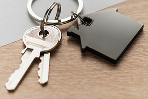 House keys with calendar background indicating moving day, a Business Photo by Olena Rudo