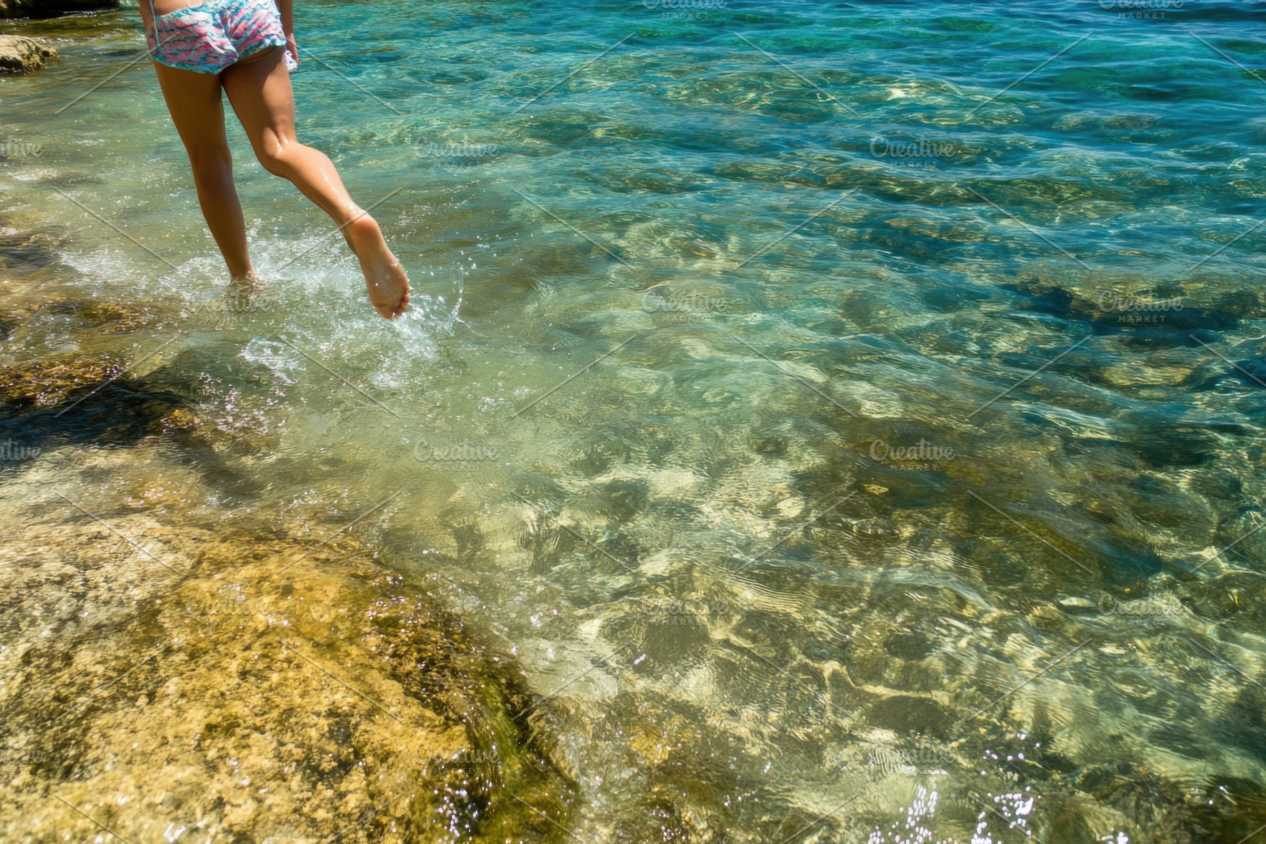 Girl runs barefoot along the shallow, a Photo by Iftikhar Alam