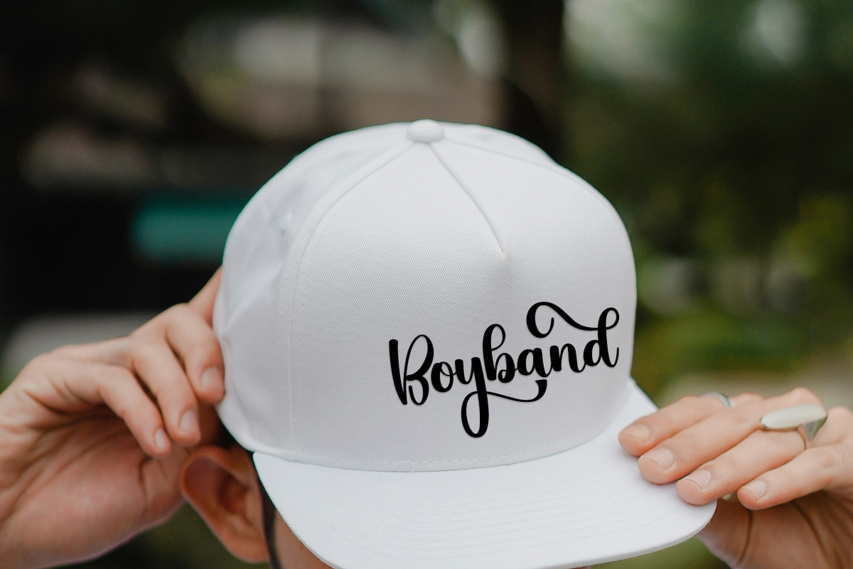 Jungleland, a Handwritten Font by InermediaSTUDIO (Photo 8 of 8)