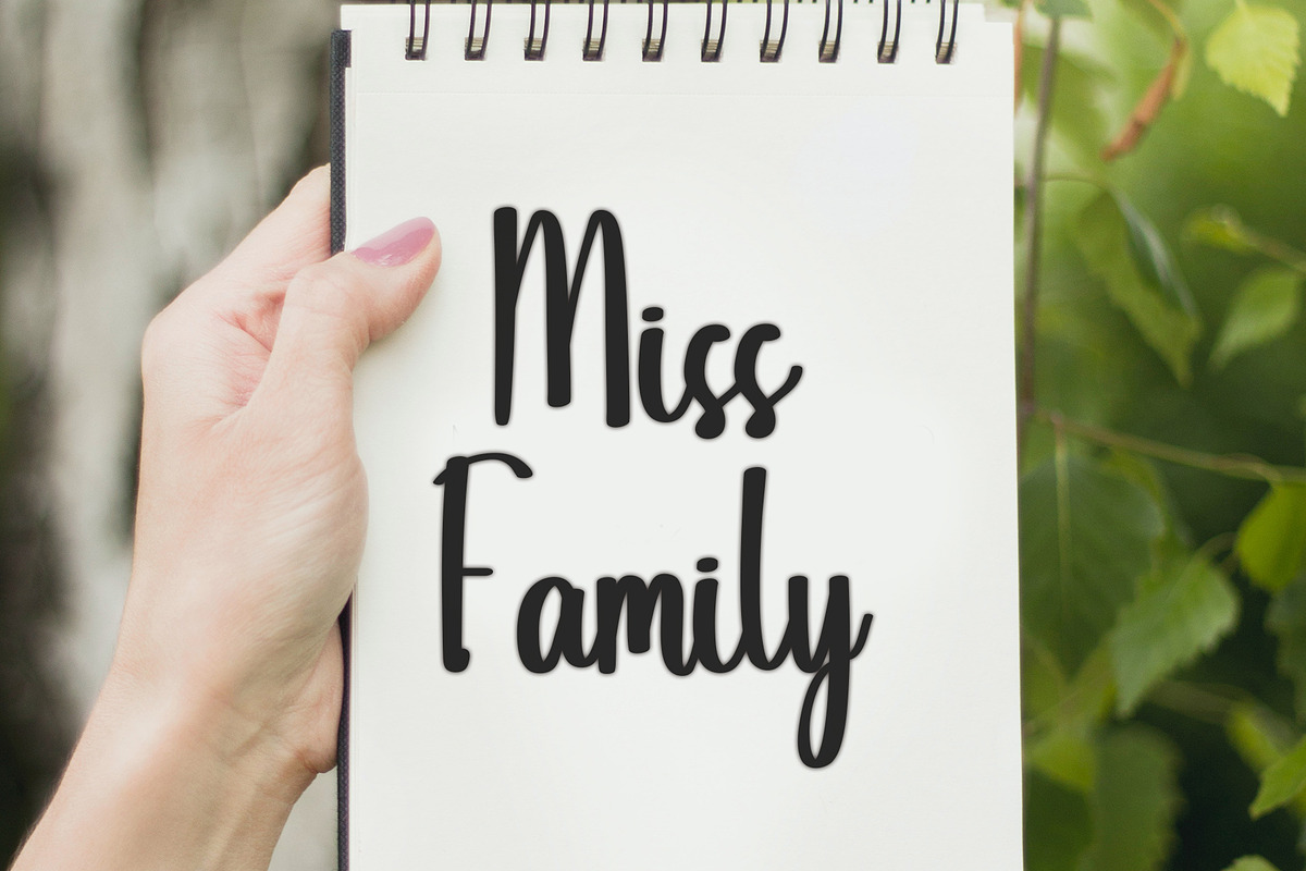 Builds, a Handwritten Font by InermediaSTUDIO (Photo 4 of 8)