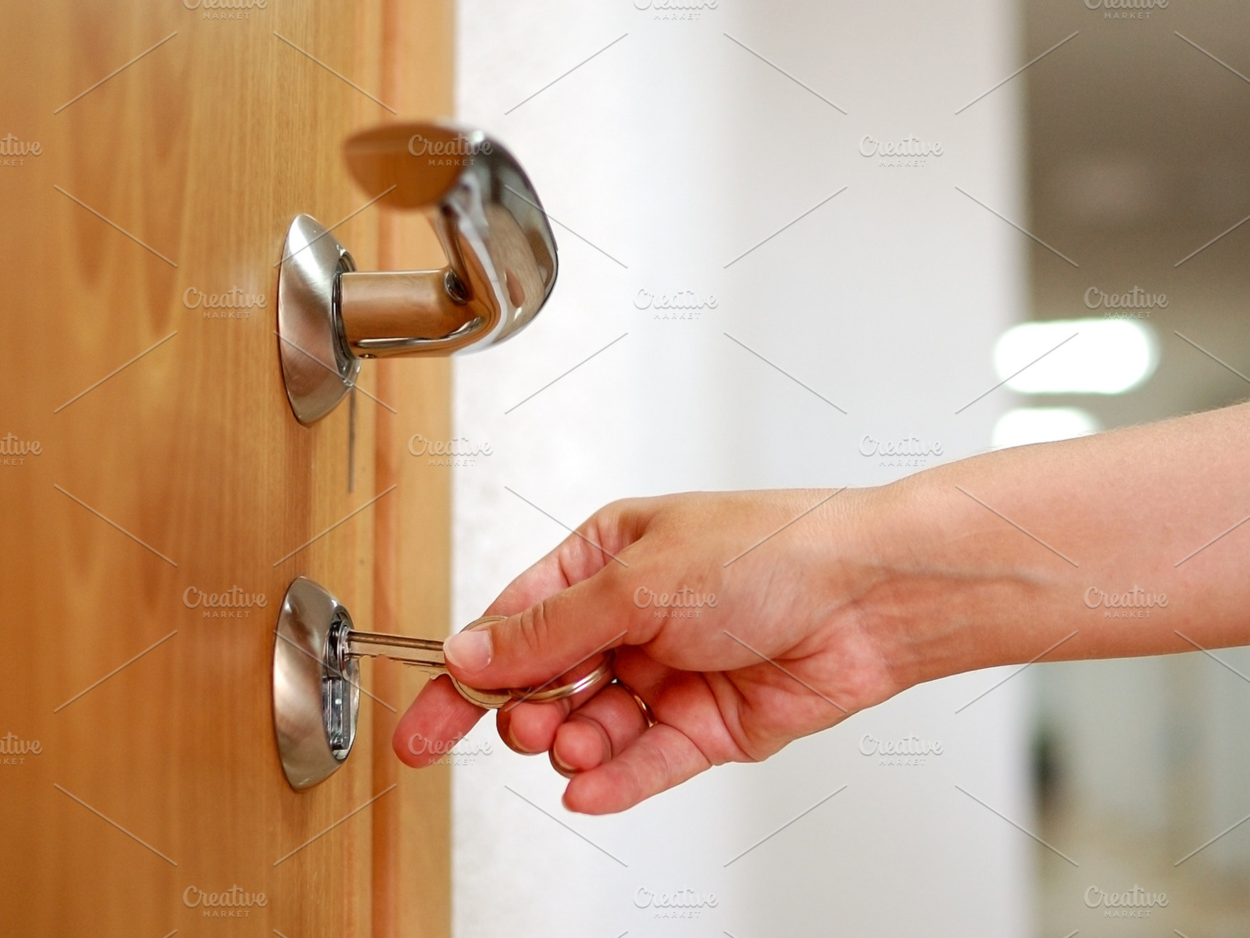 Locking up or unlocking door