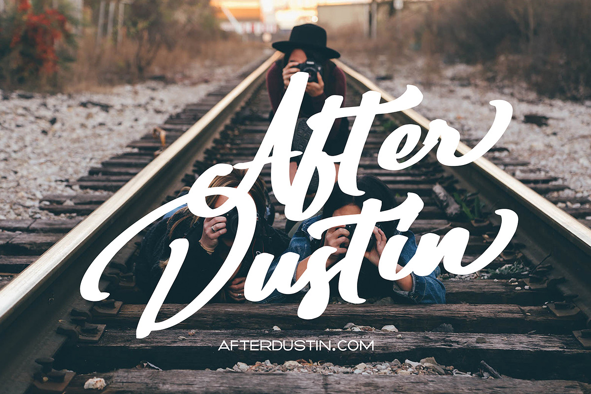 Qirttam Risllara, a Script Font by pineungtype (Photo 4 of 9)