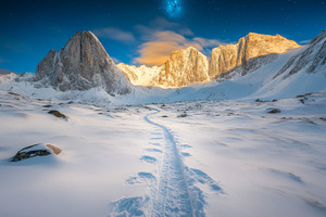 Snowy mountain landscape under starr, a Photo by Dvoevnore photos