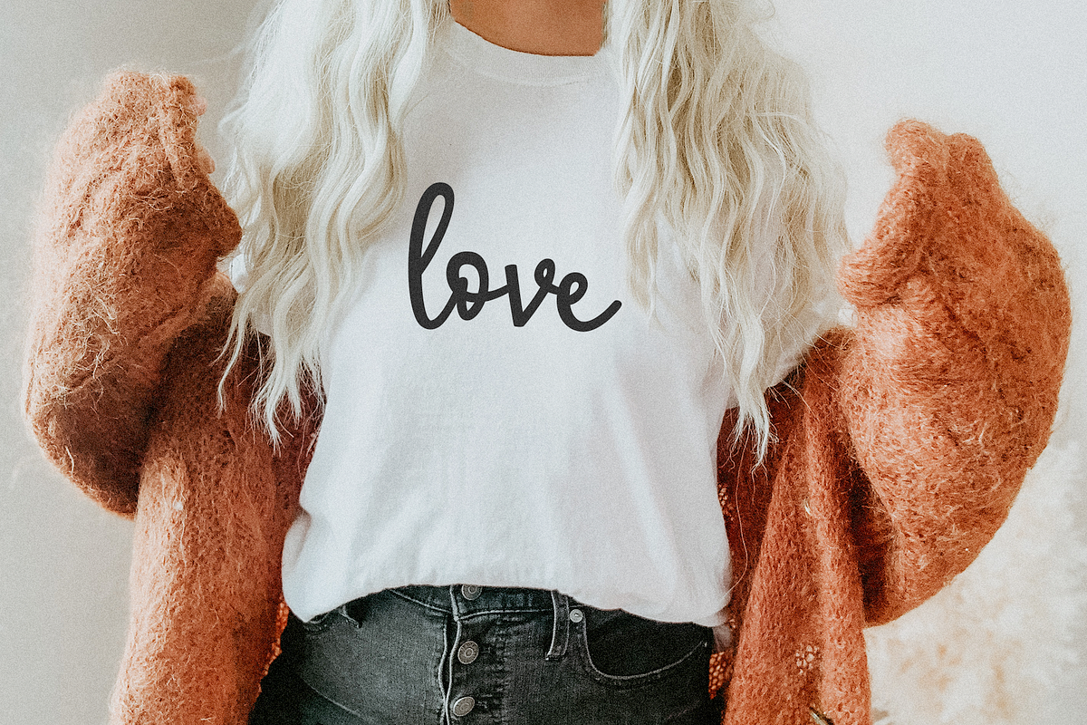 Alluring - A Handwritten Script Font preview 3