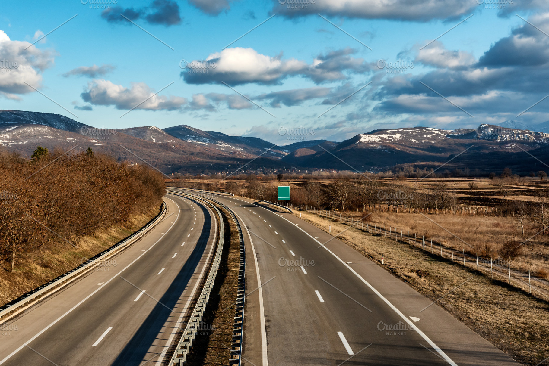 Two line wide highway curve, a Photo by wr7 Media