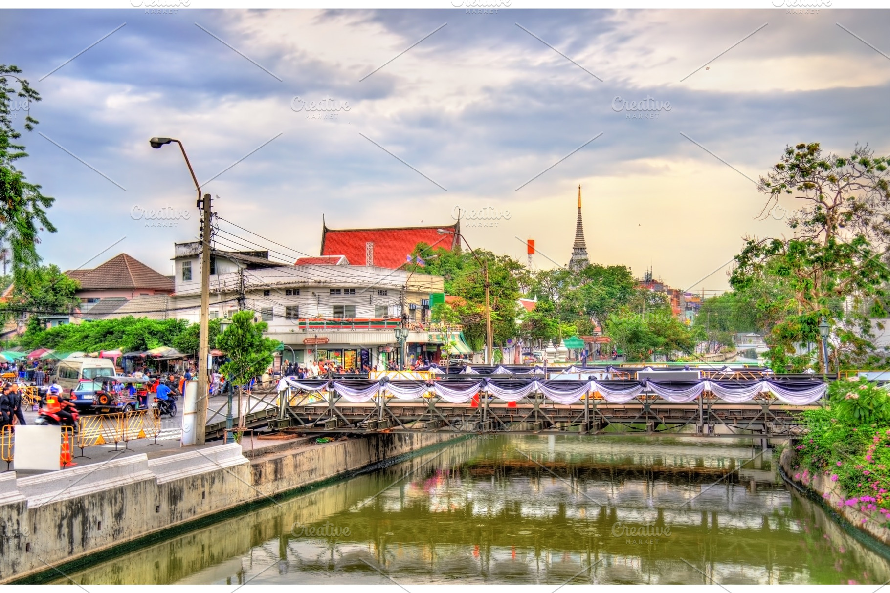 Khlong Rop Krung, a canal in Bangkok, Thailand, an Architecture Photo by Leonid Andronov