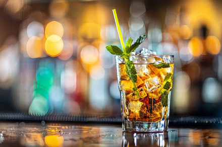 A stylish cocktail garnished with mi, a Photo by Tanuart