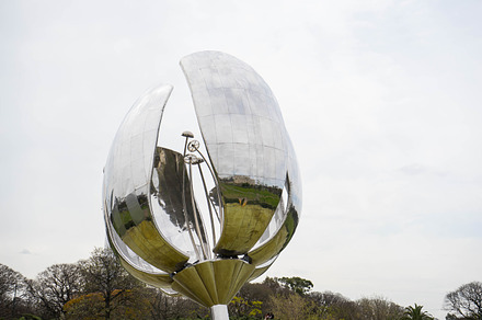 Floralis Generica's sculpture
