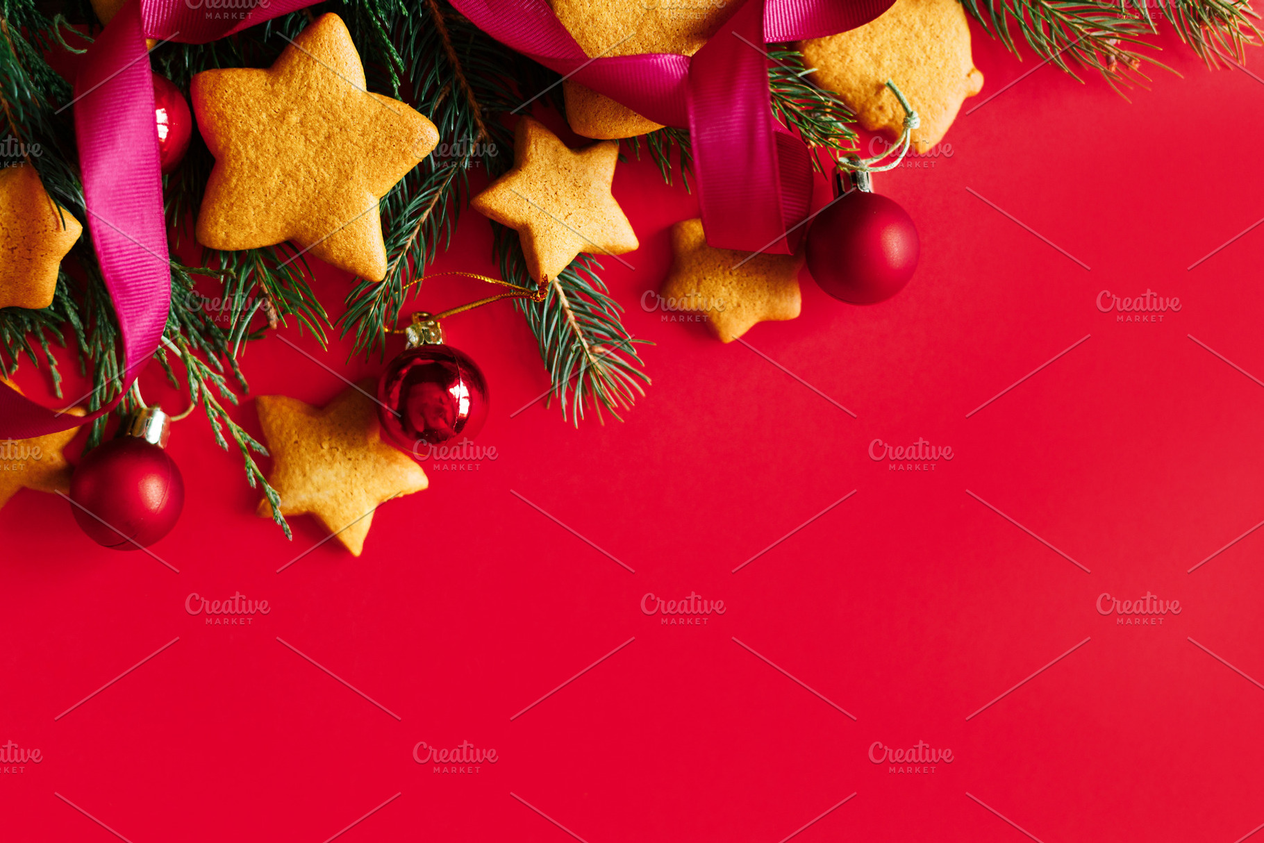 Christmas background with gingerbread cookies, fir branches, red, a Photo by Sonjachni
