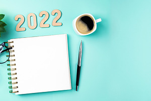 New year 2022 goals on desk